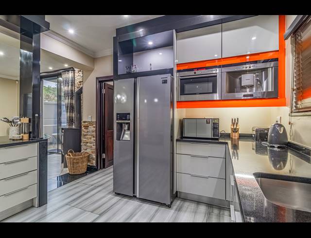 4 BEDROOM CLUSTER FOR SALE IN BASSONIA